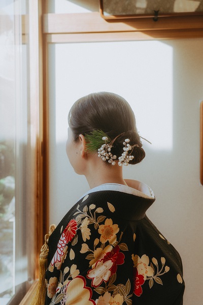 深緑色のリメイク打掛を着た花嫁