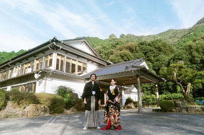深緑色のリメイク打掛を着た花嫁と花婿