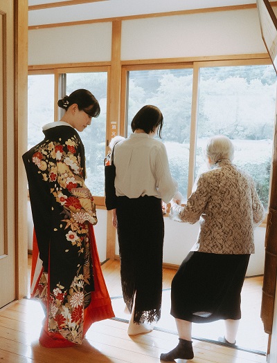 深緑色のリメイク打掛を着た花嫁とご親族