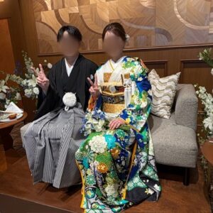 青色のリメイク引き振袖を着た花嫁と花婿