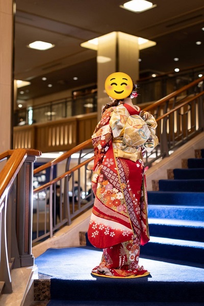 赤色のリメイク引き振袖を着た花嫁