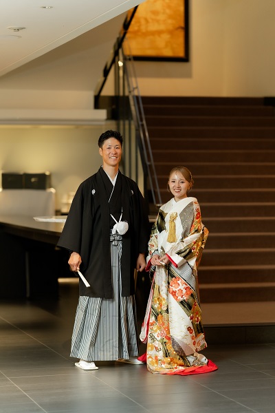 白色のリメイク打掛を着た花嫁と花婿