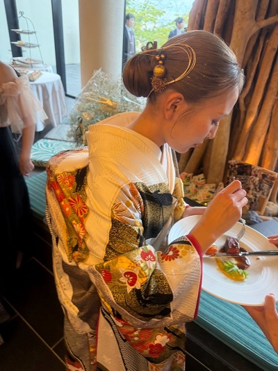 白色のリメイク打掛を着た花嫁