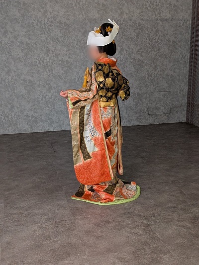 オレンジ色のリメイク引き振袖を着た花嫁
