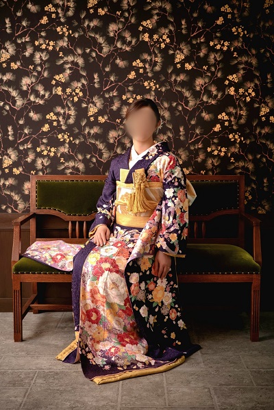 紺色のリメイク引き振袖を着た花嫁