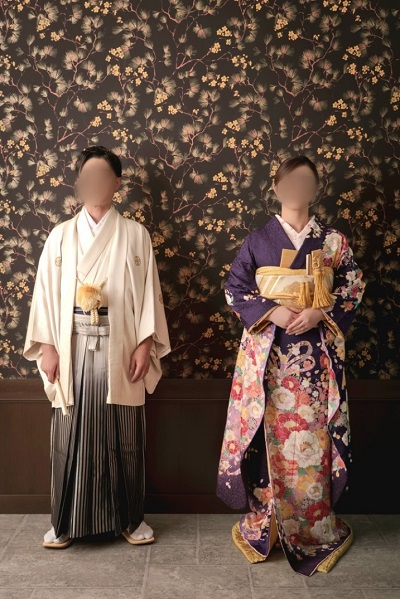 紺色のリメイク引き振袖を着た花嫁と花婿