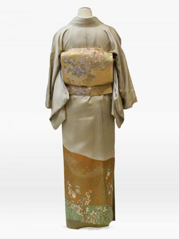 黄緑ベージュ色の秋の花々の色留袖