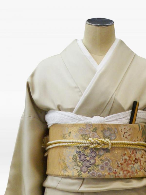 黄緑ベージュ色の秋の花々の色留袖