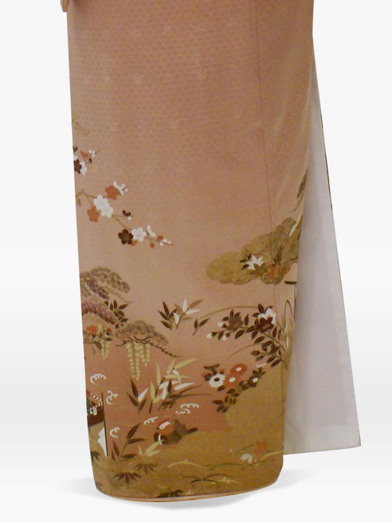 ピンクベージュ色の秋の花・松の色留袖