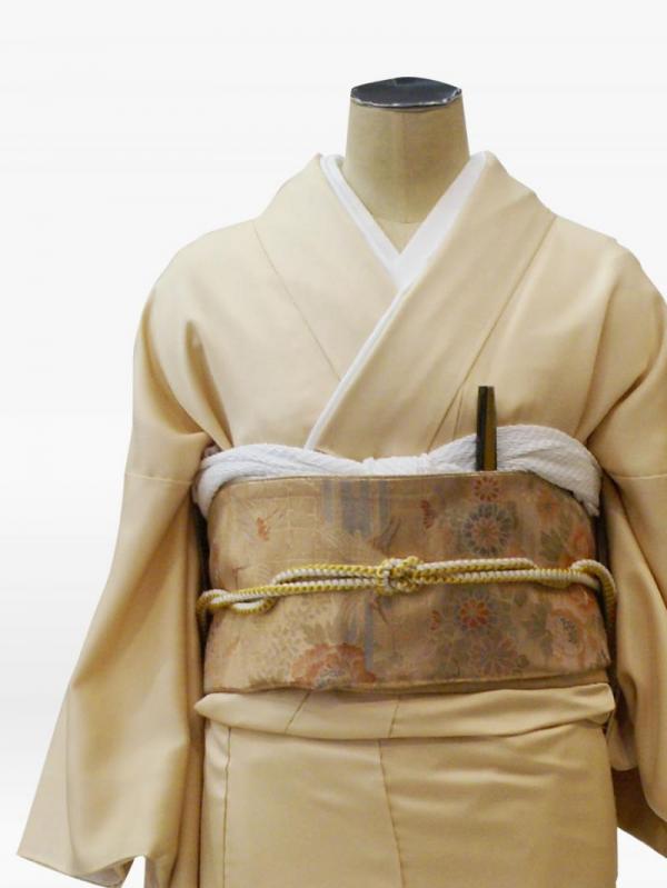 黄色ベージュ色の菊柄の色留袖