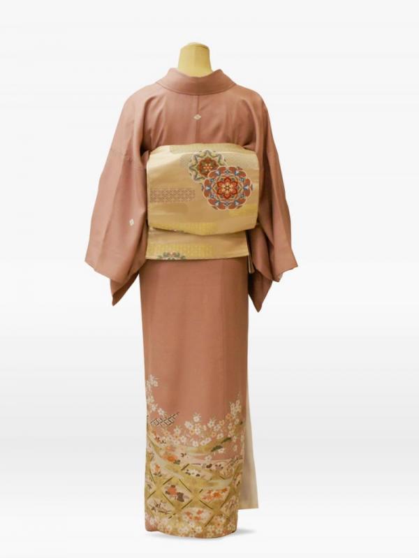 桃色のしだれ桜に扇の色留袖