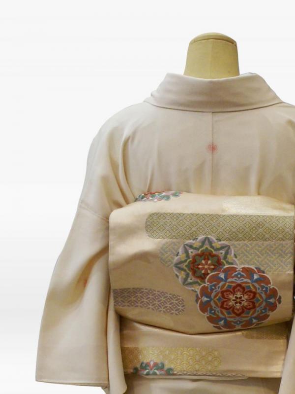 クリーム色の四季の花々に小鳥の色留袖