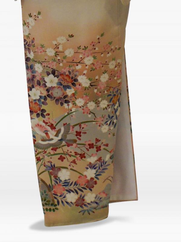 クリーム色の四季の花々に小鳥の色留袖