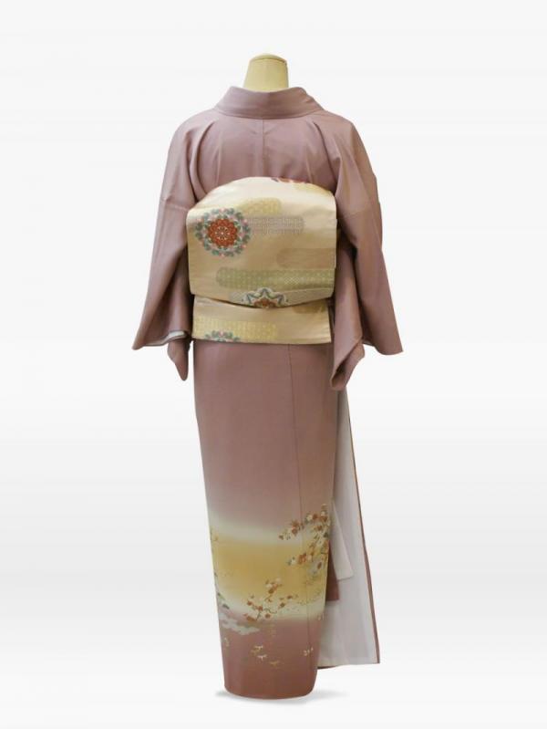 薄ピンク紫色の御所の花々の色留袖