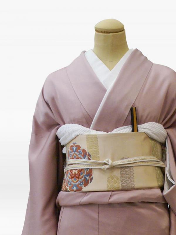 薄ピンク紫色の御所の花々の色留袖