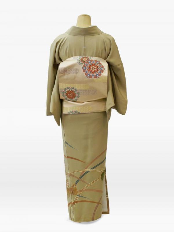 黄茶色の大菊に桐の色留袖