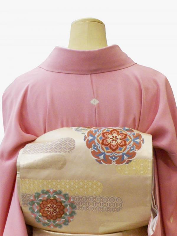ピンク色の扇面に桜の色留袖