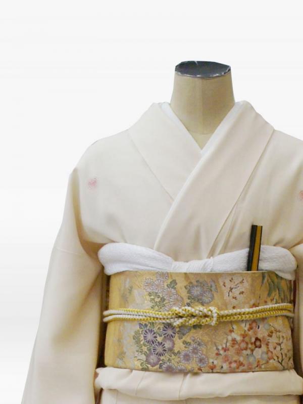 白色の扇面に菊・梅の色留袖
