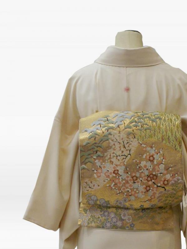 白色の扇面に菊・梅の色留袖
