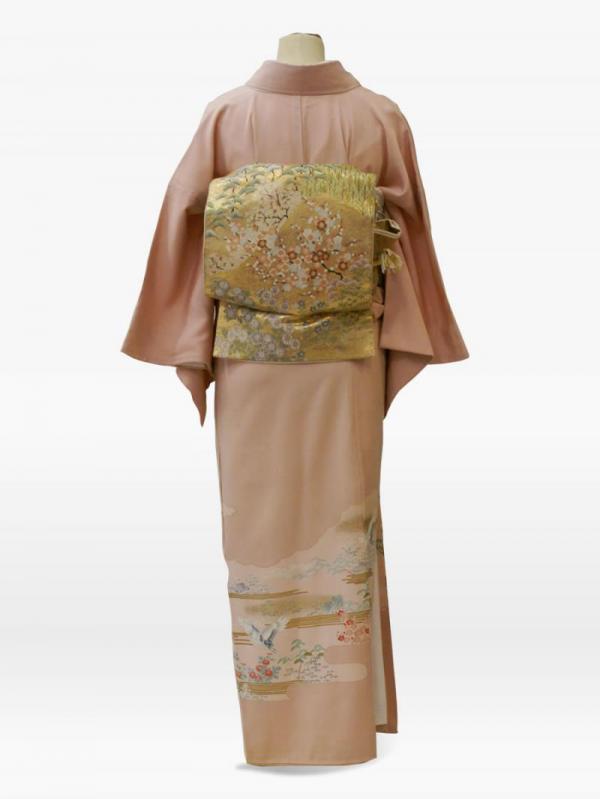 ピンク色の松竹梅に菊・鶴の羽ばたきの色留袖