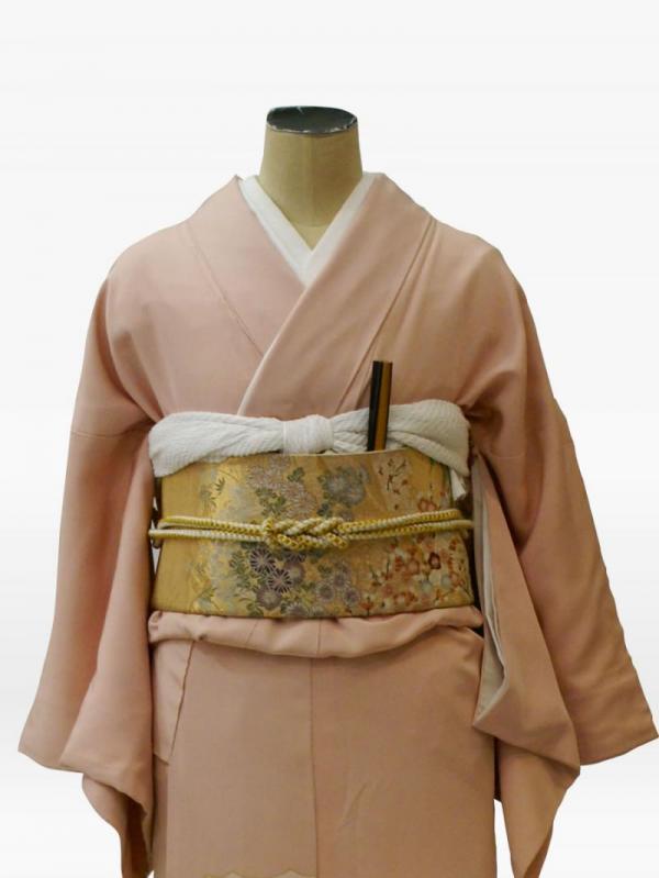 ピンク色の松竹梅に菊・鶴の羽ばたきの色留袖