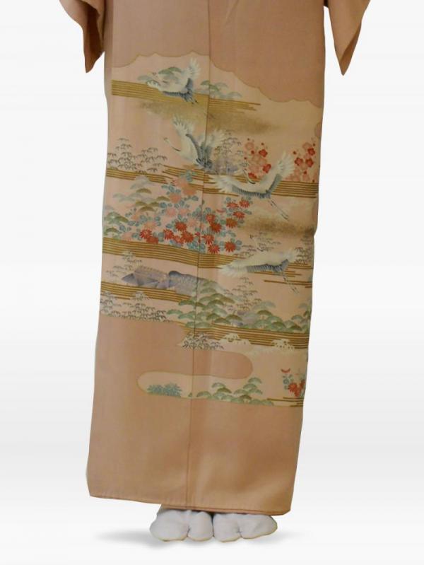 ピンク色の松竹梅に菊・鶴の羽ばたきの色留袖