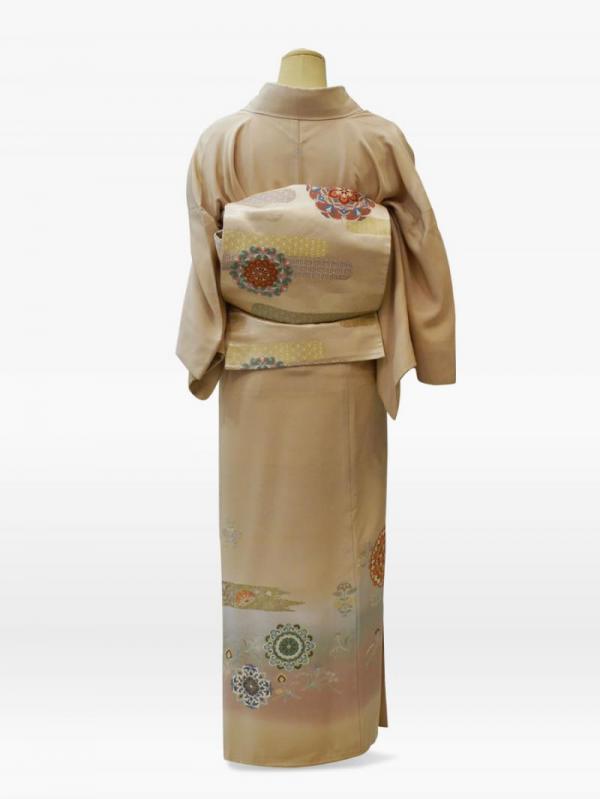   ベージュ色の正倉院天井柄の色留袖